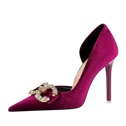 (1363-K77 BIGTREE Banquet) Tacones altos, tacones finos, corte poco profundo, corte lateral puntiagudo, hebilla de diamantes de imitación de gamuza gruesa, pajarita