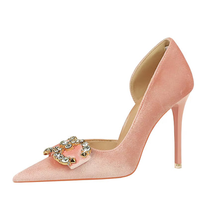 (1363-K77 BIGTREE Banquet) Tacones altos, tacones finos, corte poco profundo, corte lateral puntiagudo, hebilla de diamantes de imitación de gamuza gruesa, pajarita